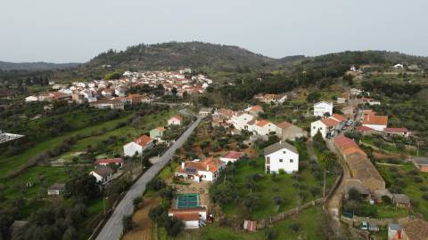 Moradia V3 Isolada c/ Terreno - Capinha - Fundão