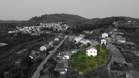 Moradia V3 Isolada c/ Terreno - Capinha - Fundão