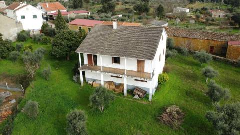 Moradia V3 Isolada c/ Terreno - Capinha - Fundão