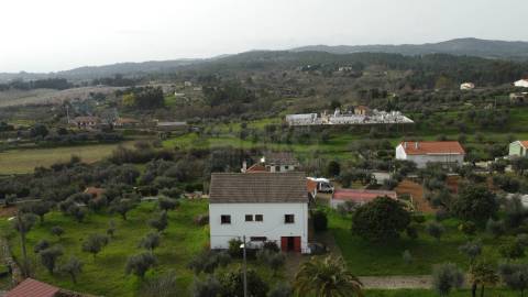 Moradia V3 Isolada c/ Terreno - Capinha - Fundão