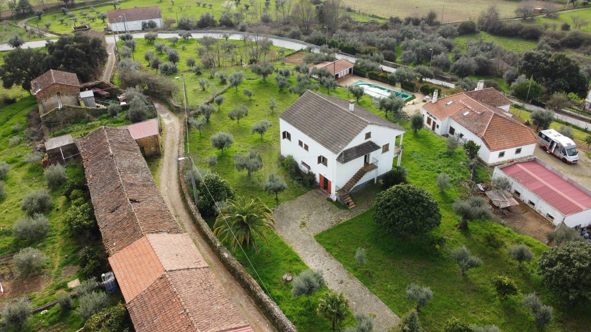 Moradia V3 Isolada c/ Terreno - Capinha - Fundão