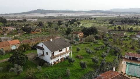 Moradia V3 Isolada c/ Terreno - Capinha - Fundão