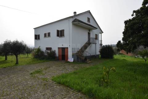 Moradia V3 Isolada c/ Terreno - Capinha - Fundão