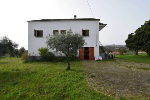 Moradia V3 Isolada c/ Terreno - Capinha - Fundão