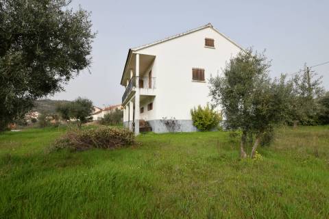 Moradia V3 Isolada c/ Terreno - Capinha - Fundão