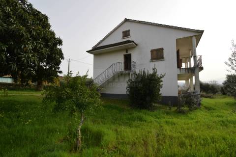 Moradia V3 Isolada c/ Terreno - Capinha - Fundão