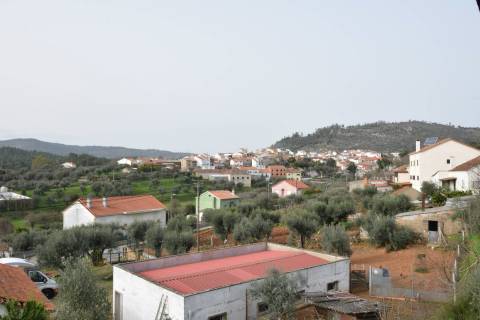 Moradia V3 Isolada c/ Terreno - Capinha - Fundão