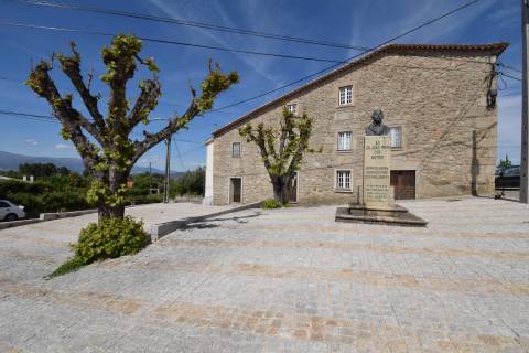 Moradia V5 c/ Garagem e Quintal - Donas - 5 min do Fundão