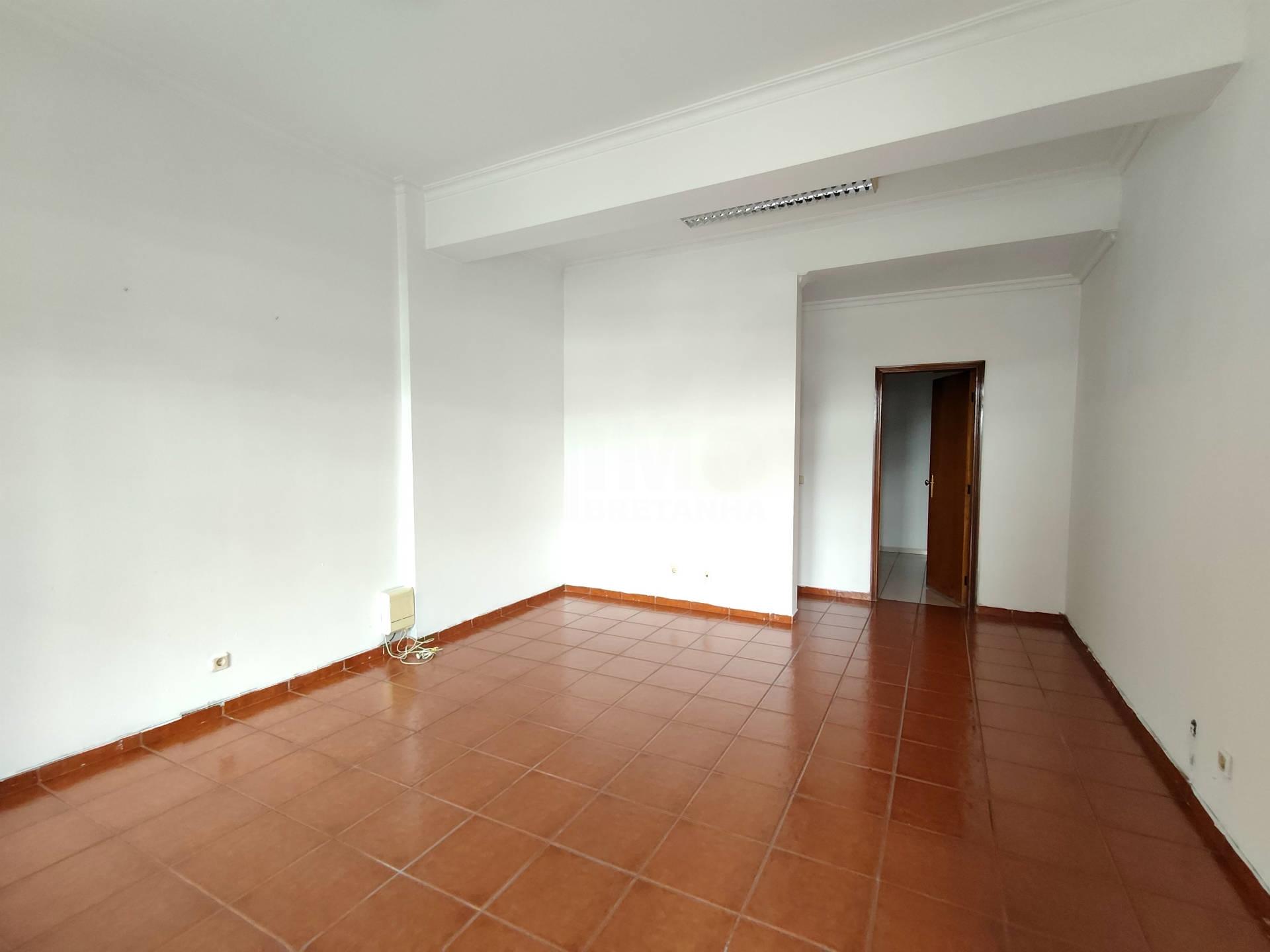 Loja - Centro da Covilhã - Ideal p/ Transformar em Habitação