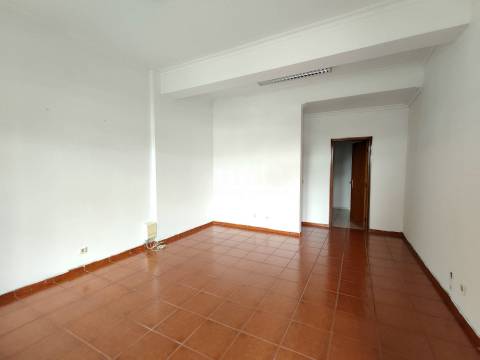 Loja - Centro da Covilhã - Ideal p/ Transformar em Habitação
