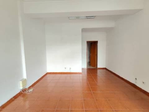 Loja - Centro da Covilhã - Ideal p/ Transformar em Habitação