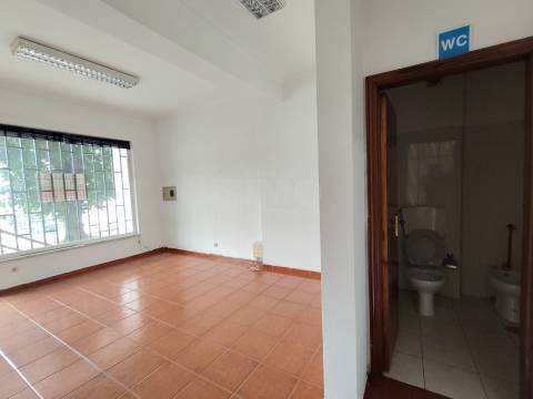 Loja - Centro da Covilhã - Ideal p/ Transformar em Habitação