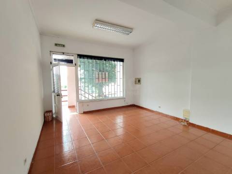 Loja - Centro da Covilhã - Ideal p/ Transformar em Habitação