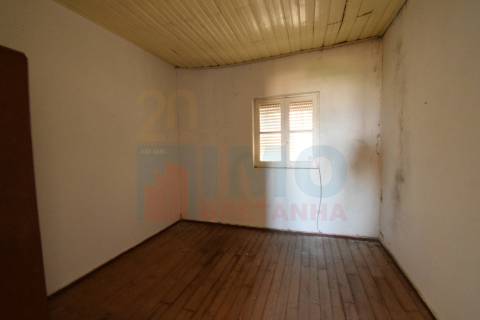Edificio c/ 3 Apartamentos T2 p/ Recuperar - Covilhã