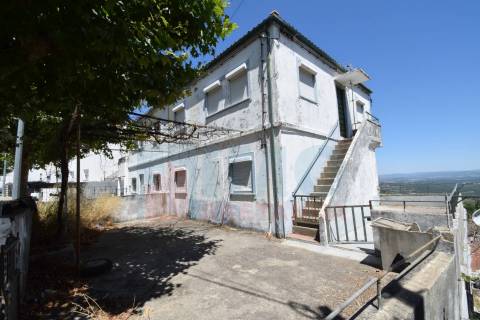 Edificio c/ 3 Apartamentos T2 p/ Recuperar - Covilhã