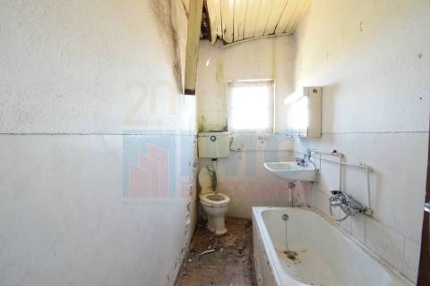Edificio c/ 3 Apartamentos T2 p/ Recuperar - Covilhã
