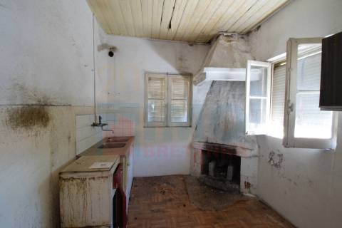 Edificio c/ 3 Apartamentos T2 p/ Recuperar - Covilhã