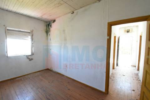 Edificio c/ 3 Apartamentos T2 p/ Recuperar - Covilhã