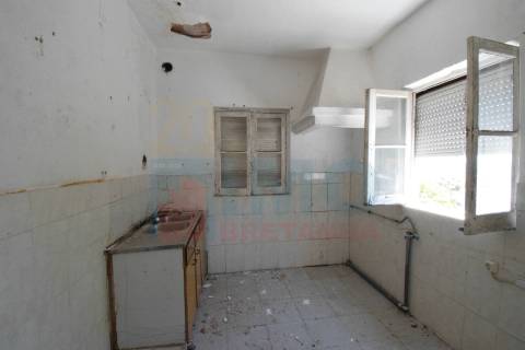 Edificio c/ 3 Apartamentos T2 p/ Recuperar - Covilhã