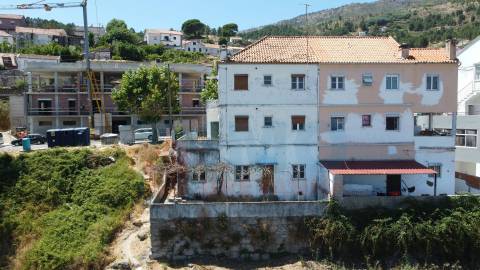 Edificio c/ 3 Apartamentos T2 p/ Recuperar - Covilhã