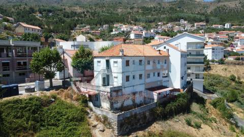 Edificio c/ 3 Apartamentos T2 p/ Recuperar - Covilhã