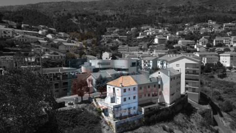 Edificio c/ 3 Apartamentos T2 p/ Recuperar - Covilhã