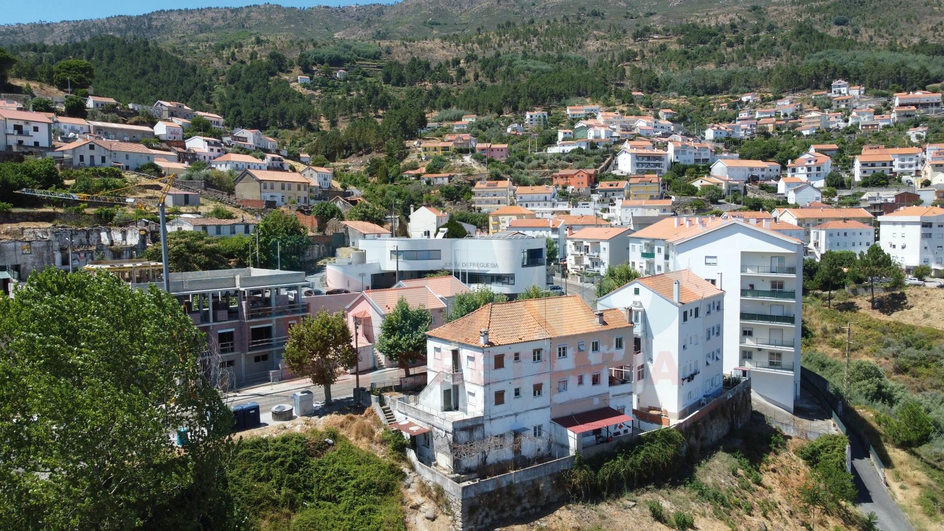 Edificio c/ 3 Apartamentos T2 p/ Recuperar - Covilhã