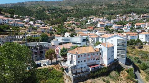 Edificio c/ 3 Apartamentos T2 p/ Recuperar - Covilhã