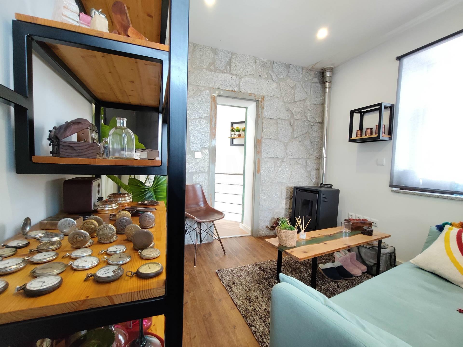 Moradia T1 Duplex Renovada c/ Quintal / Jardim / Piscina