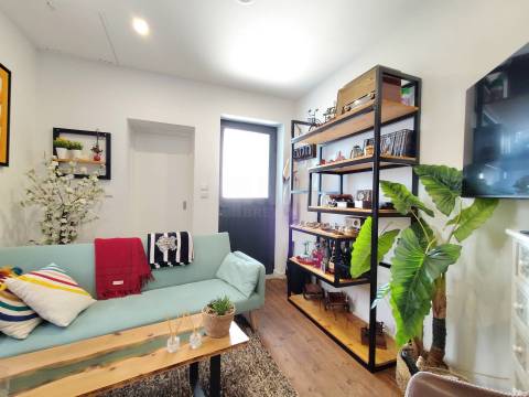 Moradia T1 Duplex Renovada c/ Quintal / Jardim / Piscina