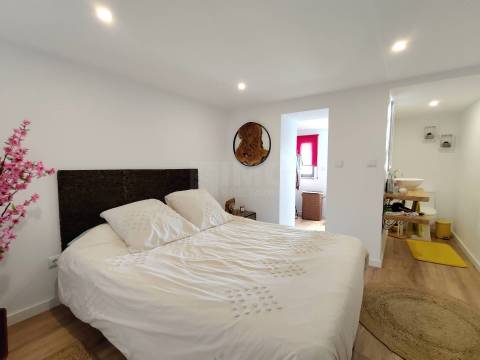 Moradia T1 Duplex Renovada c/ Quintal / Jardim / Piscina