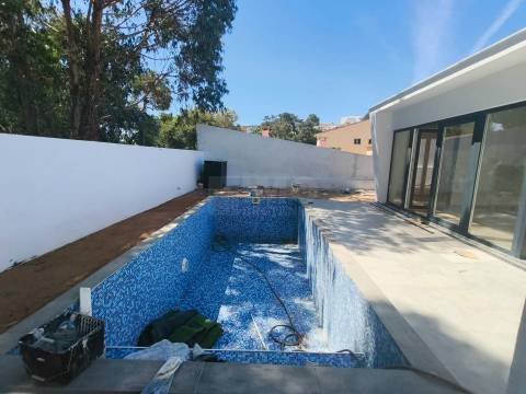 Moradia V3 c/ Piscina - Sobreda - Almada