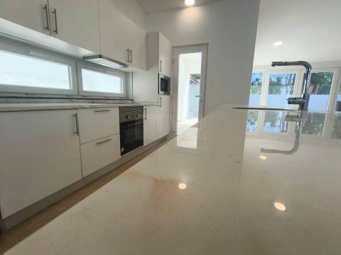 Moradia V3 c/ Piscina - Sobreda - Almada