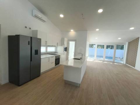 Moradia V3 c/ Piscina - Sobreda - Almada
