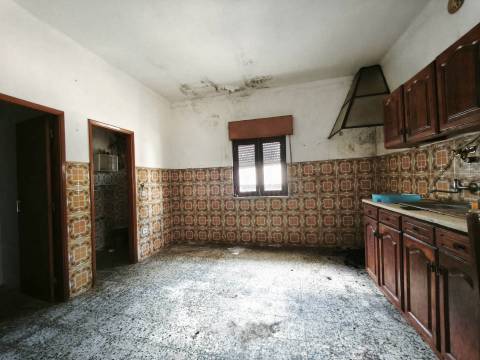Duas Moradias em Terreno Urbano de 1.000 m² - centro da Lousã