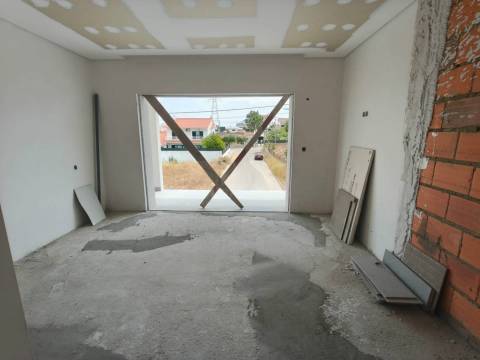 Moradia V3 Duplex c/ Jardim e Piscina  – Qtª das Laranjeiras - Fernão Ferro