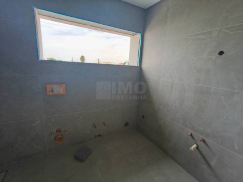 Moradia V3 Duplex c/ Jardim e Piscina  – Qtª das Laranjeiras - Fernão Ferro