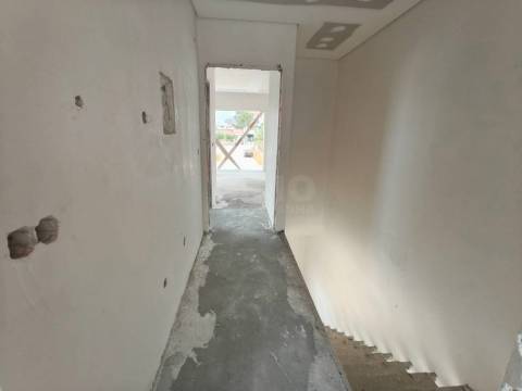 Moradia V3 Duplex c/ Jardim e Piscina  – Qtª das Laranjeiras - Fernão Ferro