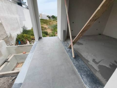Moradia V3 Duplex c/ Jardim e Piscina  – Qtª das Laranjeiras - Fernão Ferro