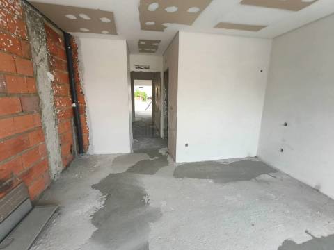 Moradia V3 Duplex c/ Jardim e Piscina  – Qtª das Laranjeiras - Fernão Ferro