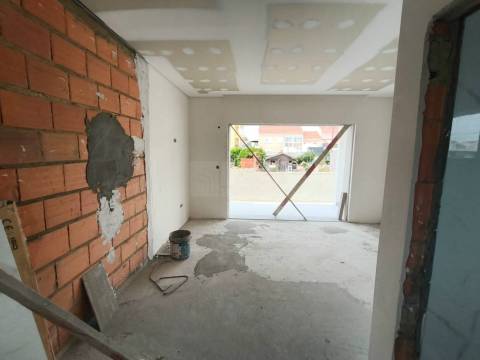 Moradia V3 Duplex c/ Jardim e Piscina  – Qtª das Laranjeiras - Fernão Ferro