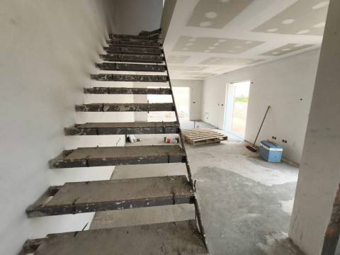 Moradia V3 Duplex c/ Jardim e Piscina  – Qtª das Laranjeiras - Fernão Ferro