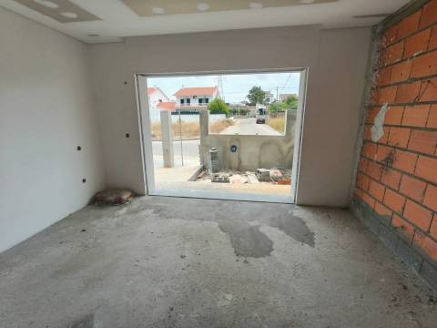 Moradia V3 Duplex c/ Jardim e Piscina  – Qtª das Laranjeiras - Fernão Ferro