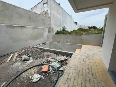 Moradia V3 Duplex c/ Jardim e Piscina  – Qtª das Laranjeiras - Fernão Ferro