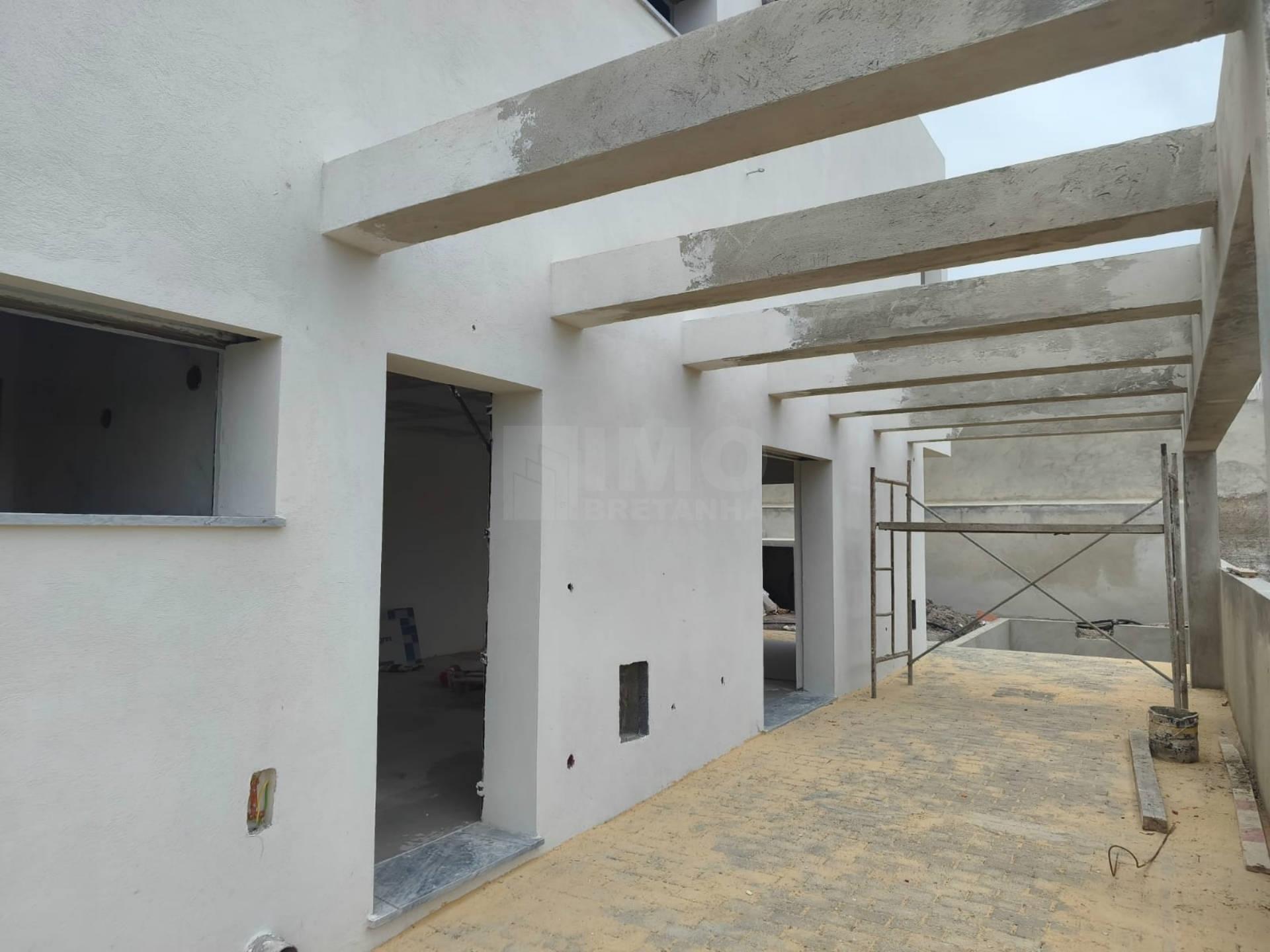 Moradia V3 Duplex c/ Jardim e Piscina  – Qtª das Laranjeiras - Fernão Ferro
