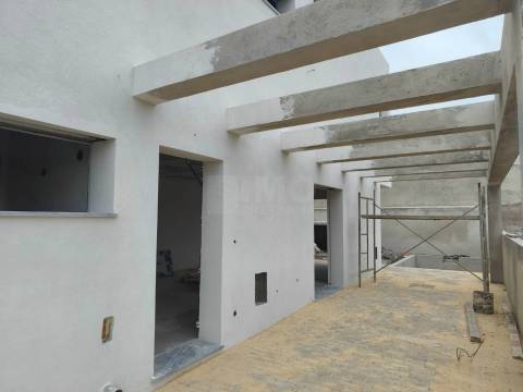 Moradia V3 Duplex c/ Jardim e Piscina  – Qtª das Laranjeiras - Fernão Ferro