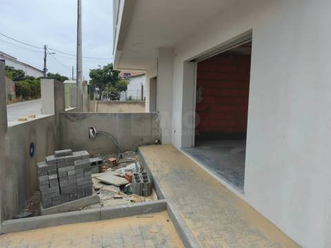 Moradia V3 Duplex c/ Jardim e Piscina  – Qtª das Laranjeiras - Fernão Ferro