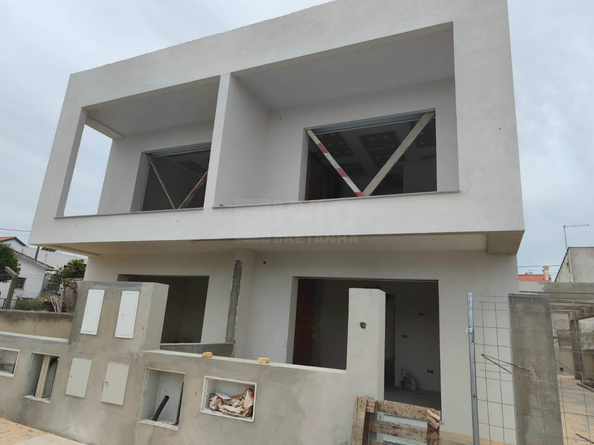 Moradia V3 Duplex c/ Jardim e Piscina  – Qtª das Laranjeiras - Fernão Ferro