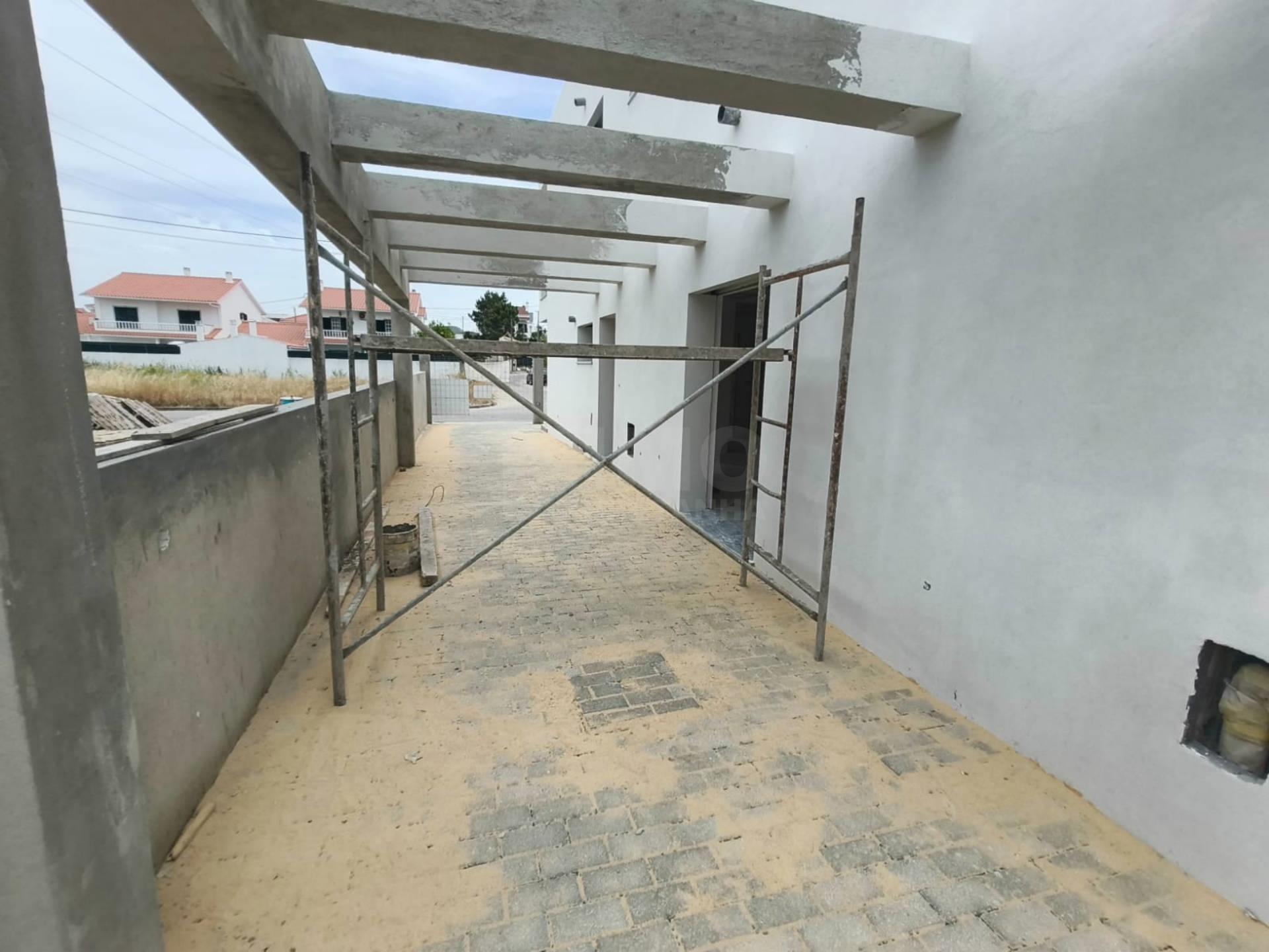 Moradia V3 Duplex c/ Jardim e Piscina  – Qtª das Laranjeiras - Fernão Ferro