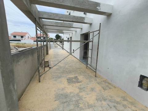 Moradia V3 Duplex c/ Jardim e Piscina  – Qtª das Laranjeiras - Fernão Ferro